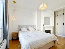 Raffiné 4 pièces Haussmannien rénové, au dernier étage avec ascenseur, sublimé par ses moulures, cheminées, parquet point de Hongrie et dressing, au cœur du 12ème