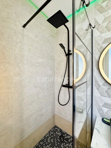 Raffiné 4 pièces Haussmannien rénové, au dernier étage avec ascenseur, sublimé par ses moulures, cheminées, parquet point de Hongrie et dressing, au cœur du 12ème