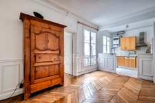 Appartement à vendre 4 pièces PARIS 9EME ARRONDISSEMENT (75) - Raffiné 4 pièces Haussmannien sublimé par ses moulures, cheminées, parquet, au coeur de la Nouvelle Athènes