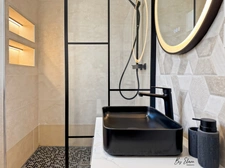 Raffiné 4 pièces Haussmannien rénové, au dernier étage avec ascenseur, sublimé par ses moulures, cheminées, parquet point de Hongrie et dressing, au cœur du 12ème
