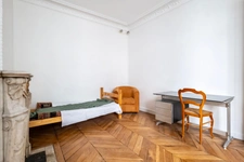 Appartement à vendre 4 pièces PARIS 9EME ARRONDISSEMENT (75) - Raffiné 4 pièces Haussmannien sublimé par ses moulures, cheminées, parquet, au coeur de la Nouvelle Athènes