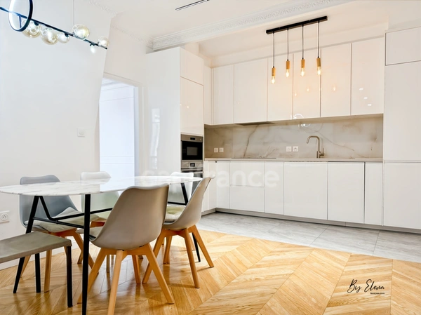 Raffiné 4 pièces Haussmannien rénové, au dernier étage avec ascenseur, sublimé par ses moulures, cheminées, parquet point de Hongrie et dressing, au cœur du 12ème