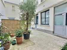 Raffiné 4 pièces Haussmannien rénové, au dernier étage avec ascenseur, sublimé par ses moulures, cheminées, parquet point de Hongrie et dressing, au cœur du 12ème
