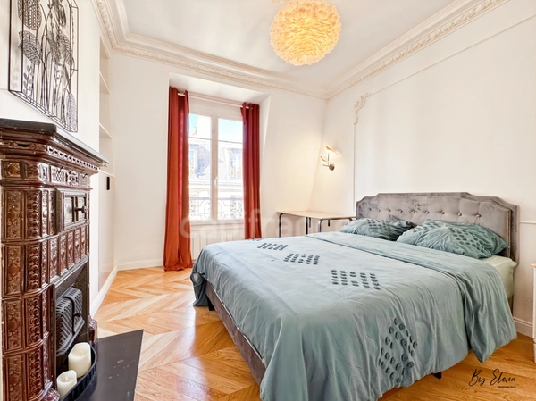 Raffiné 4 pièces Haussmannien rénové, au dernier étage avec ascenseur, sublimé par ses moulures, cheminées, parquet point de Hongrie et dressing, au cœur du 12ème
