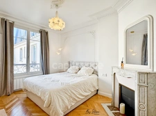 Raffiné 4 pièces Haussmannien rénové, au dernier étage avec ascenseur, sublimé par ses moulures, cheminées, parquet point de Hongrie et dressing, au cœur du 12ème