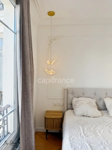 Raffiné 4 pièces Haussmannien rénové, au dernier étage avec ascenseur, sublimé par ses moulures, cheminées, parquet point de Hongrie et dressing, au cœur du 12ème