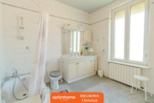 Coquette maison jumelée d'un coté