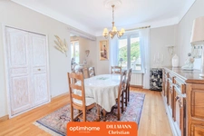 Coquette maison jumelée d'un coté