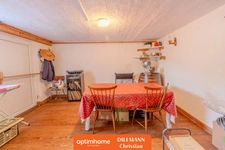 Coquette maison jumelée d'un coté