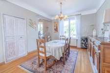 Coquette maison jumelée d'un coté