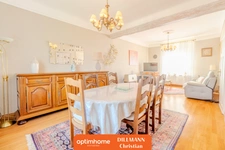Coquette maison jumelée d'un coté