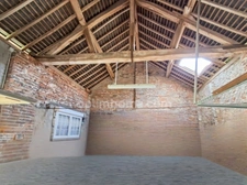 Maison ancienne pleine de charme à rénover, avec grange attenante offrant un beau potentiel d’aménagement.