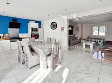Maison traditionnelle offrant 5 chambres