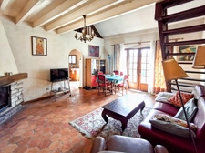Maison ancienne pleine de charme à rénover, avec grange attenante offrant un beau potentiel d’aménagement.