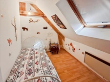 LONGERE DE 170 M² HABITABLES A RENOVER sur un beau terrain de 2000 m² divisible et constructible