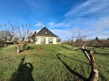 Maison d’architecte des années 80 – 258 m² habitables – Sous-sol total de 150 m² – 5 chambres – Terrain de 4 444 m²