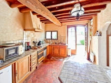 Maison ancienne pleine de charme à rénover, avec grange attenante offrant un beau potentiel d’aménagement.