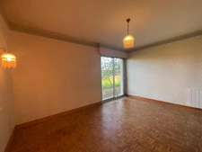 Maison d’architecte des années 80 – 258 m² habitables – Sous-sol total de 150 m² – 5 chambres – Terrain de 4 444 m²