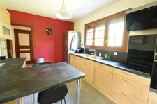 MAISON TRADITIONNELLE SUR SOUS SOL TOTAL offrant 4 CHAMBRES