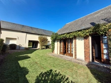 Maison ancienne pleine de charme à rénover, avec grange attenante offrant un beau potentiel d’aménagement.
