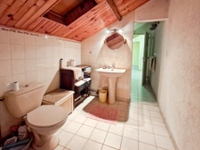 Maison ancienne pleine de charme à rénover, avec grange attenante offrant un beau potentiel d’aménagement.