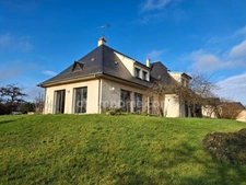 Maison d’architecte des années 80 – 258 m² habitables – Sous-sol total de 150 m² – 5 chambres – Terrain de 4 444 m²
