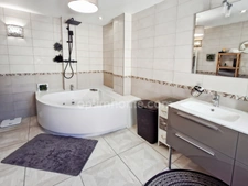 PROPRIETE OFFRANT 2 MAISONS ET DE BELLES PRESTATIONS
