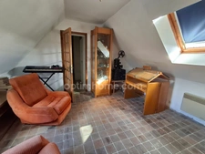 LONGERE DE 170 M² HABITABLES A RENOVER sur un beau terrain de 2000 m² divisible et constructible