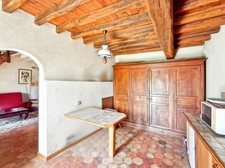 Maison ancienne pleine de charme à rénover, avec grange attenante offrant un beau potentiel d’aménagement.