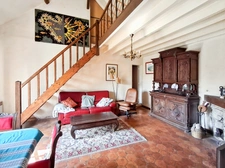 Maison ancienne pleine de charme à rénover, avec grange attenante offrant un beau potentiel d’aménagement.