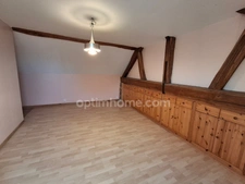 Maison ancienne pleine de charme à rénover, avec grange attenante offrant un beau potentiel d’aménagement.
