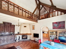 Maison ancienne pleine de charme à rénover, avec grange attenante offrant un beau potentiel d’aménagement.