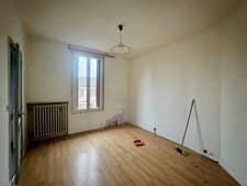 Maison de caractère à vendre dans le quartier recherché du Village Parisien – 468 m² de terrain, Art Déco, calme et commodités