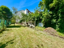 Maison de caractère à vendre dans le quartier recherché du Village Parisien – 468 m² de terrain, Art Déco, calme et commodités
