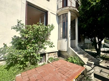 Maison de caractère à vendre dans le quartier recherché du Village Parisien – 468 m² de terrain, Art Déco, calme et commodités