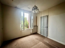 Maison de caractère à vendre dans le quartier recherché du Village Parisien – 468 m² de terrain, Art Déco, calme et commodités