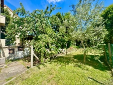 Maison de caractère à vendre dans le quartier recherché du Village Parisien – 468 m² de terrain, Art Déco, calme et commodités