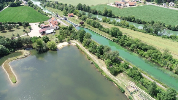 Chassemy (02) à vendre superbe propriété de 320 m2 sur un terrain  clos de 5 ha avec étang de 2 ha