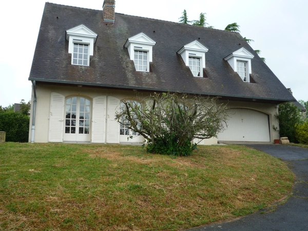  CHATEAU THIERRY (02) proche centre ville belle maison des années 80 de 174  m2 sur un terrain clos de 1476 m2