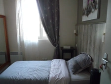  CONDE EN BRIE (02) à vendre murs d'un restaurant avec matériel, 7 chambres meublées et un appartement.