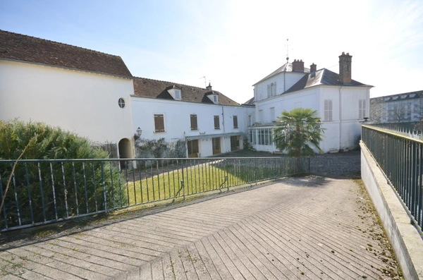 CHATEAU THIERRY (02)  centre, à vendre grande maison bourgeoise de 400 m2 habitables avec bâtiment de 800 m2 