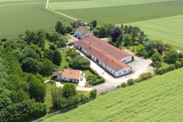  MONTDAUPHIN (77) à vendre ensemble immobilier composé de deux maisons, de 2 bâtiments industriels sur un terrain de  de 2 hectares 