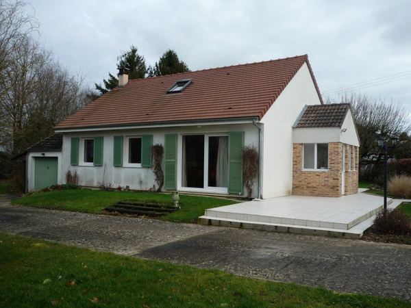 MONTDAUPHIN (77) à vendre ensemble immobilier composé de deux maisons, de 2 bâtiments industriels sur un terrain de  de 2 hectares 