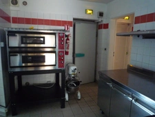  CONDE EN BRIE (02) à vendre murs d'un restaurant avec matériel, 7 chambres meublées et un appartement.