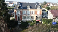 Aisne department (02), Château-Thierry town center, 1850 residence with 600 m² of living space and a walled park of 1 hectare 