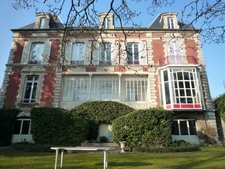 Aisne department (02), Château-Thierry town center, 1850 residence with 600 m² of living space and a walled park of 1 hectare 