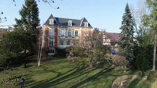 Aisne department (02), Château-Thierry town center, 1850 residence with 600 m² of living space and a walled park of 1 hectare 