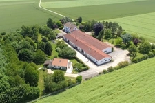  MONTDAUPHIN (77) à vendre ensemble immobilier composé de deux maisons, de 2 bâtiments industriels sur un terrain de  de 2 hectares 