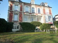 Aisne department (02), Château-Thierry town center, 1850 residence with 600 m² of living space and a walled park of 1 hectare 