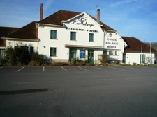  CONDE EN BRIE (02) à vendre murs d'un restaurant avec matériel, 7 chambres meublées et un appartement.
